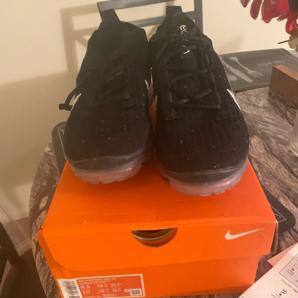 Nike vapor max can fit men 8.5 & women size 10